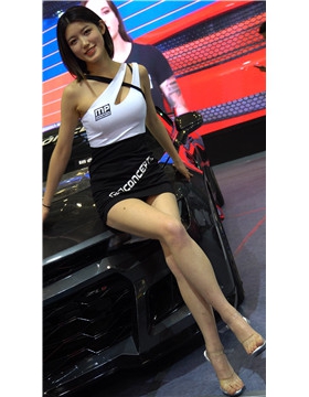 4K-车展上笑容甜美的街拍美腿女神模特