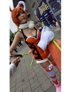 4K - 玩cosplay的丰满少女外拍视频