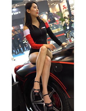 4K - 身材火辣性感紧身短衣短裤美腿车展靓模