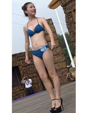 4k-身材超赞的深蓝色比基尼MM，笑容甜美。