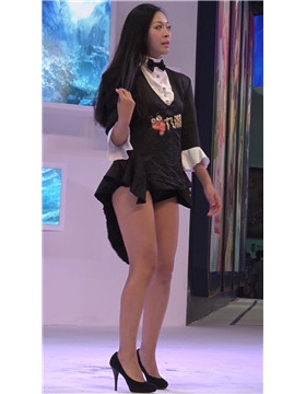 舞台上高挑性感的长腿高跟鞋女神