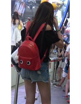 偶遇超短牛仔热裤女孩，小PP都露出来咯。