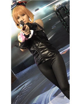 cosplay喜欢玩枪的小清新皮裤女孩。