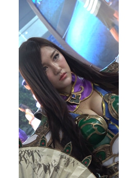 超级丰满的cosplay美女，我的眼神就没离开过胸部。
