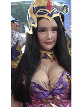 超级丰满小奶牛妹子，衣服不用别针扣起来就爆开啦。