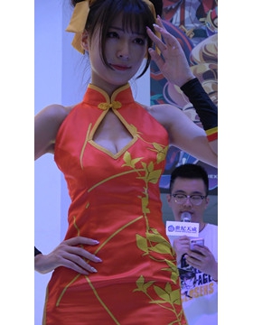 清新小可爱旗袍小美女，太甜美了。