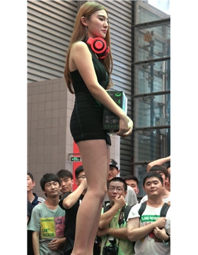 舞台上性感紧身包臀超短裙美女。