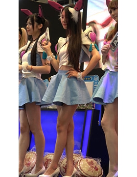 舞台上天生丽质的美腿小清新少女。