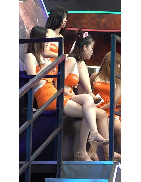 4K 橙色紧身裙街拍美女showgirl少女 [596 MB]