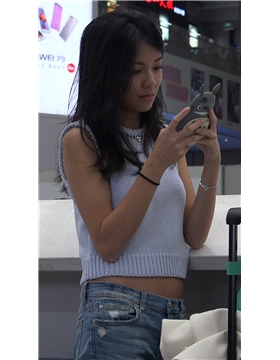 4K - 古怪精灵的牛仔裤漂亮女孩 [1.20 GB/MP4]