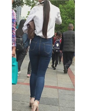跟闺蜜路边花坛啃鸡爪的牛仔小妹，长腿高跟有几分性感！