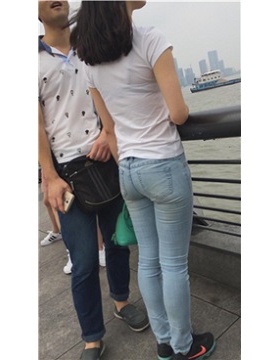 花季少女的紧身蓝牛美臀 [215 MB]