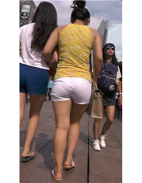 街拍圆臀热裤丰满小美女 [737 MB]