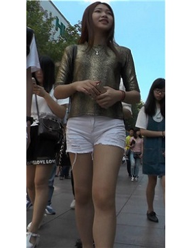 青春甜美，性感热裤美女电话不断 [672 MB]
