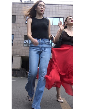 4k超清，街拍丰臀性感大长腿喇叭蓝牛气质女神[954 MB]
