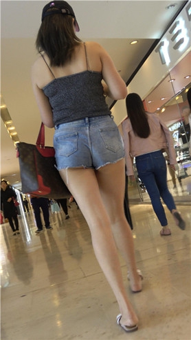 清凉热裤裸腿美女 [760M/MP4]