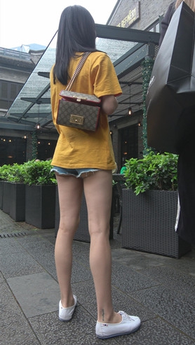 漂亮的黄衣热裤月牙妹子[1.15G/MP4]