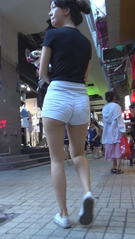 牛仔热裤月牙小姐姐[334M/MP4]