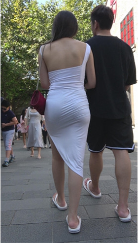 丰满的白色紧身裙美女[1.15G/MP4]