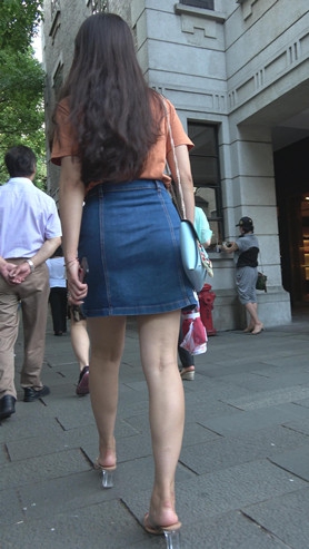 漂亮的牛仔裙小姐姐[544M/MP4]