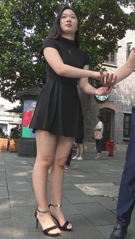 黑色连衣裙美女[1.06G/MP4]