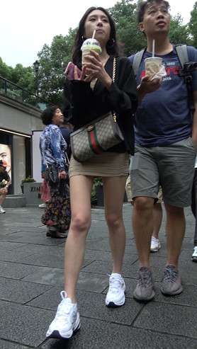 喝奶茶的包臀裙美女[1.39G/MP4]