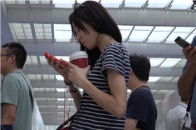 4K - 候车室排队的条纹T恤，粉色短裤美眉 [2.28 GB/MP4]