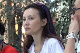 4K - 逛商场累了休息的美腿街拍美妇 [2.53 GB/MP4]
