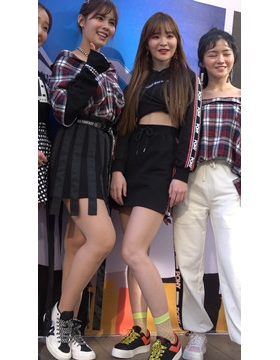 4K - 美女扎堆拍照 [1.12 GB/MP4]