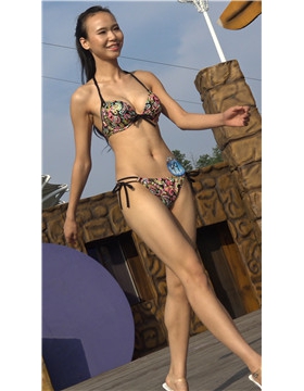 4k-超美身材花色比基尼泳装美女，身材像竹竿似的。
