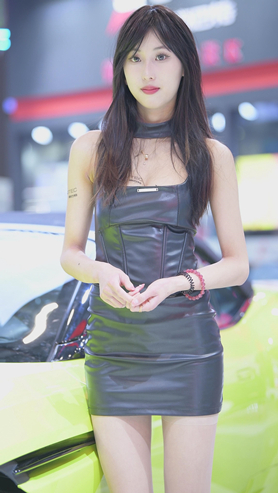 皮裙车模美女