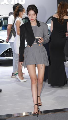跟逛展的漂亮美女(153P)