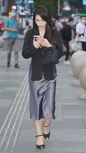 和闺蜜逛街的气质美女(298P)