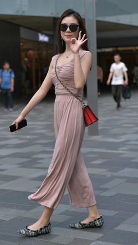 气质休息装美女(41P)