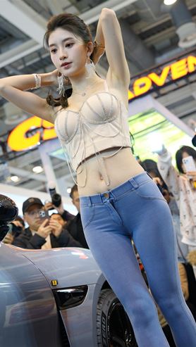 蜜桃紧牛车模美女(56P)