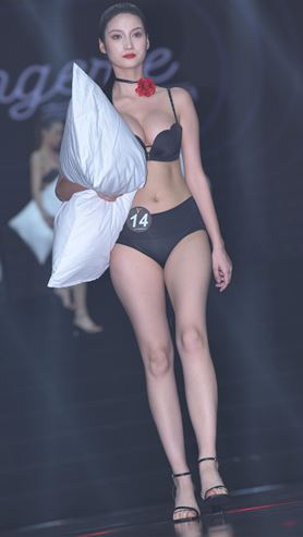 超模内衣走秀(712P)