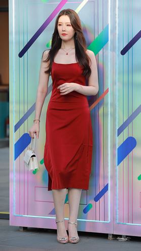 高跟红色吊带长裙美女(72P)