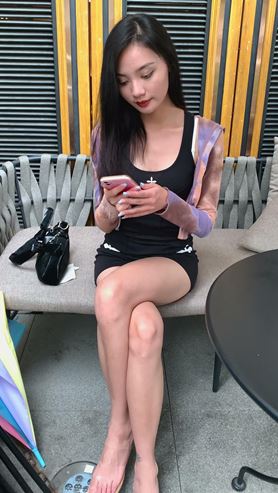 黑色短裙女子（视频）