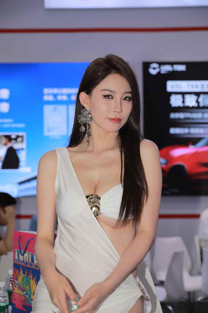 超性感侧开叉白色紧身裙 [324P-3.58GB]