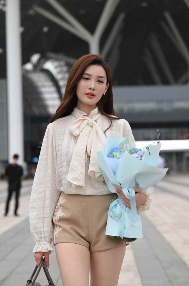 手捧鲜花网红LinLin [115P-2.33GB] 