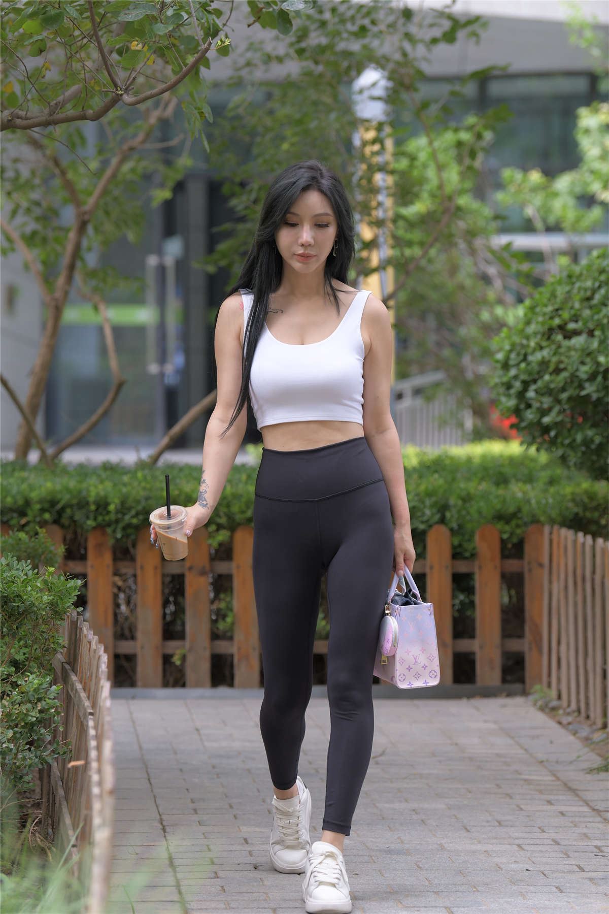 一始街拍作品 黑色瑜伽裤美女