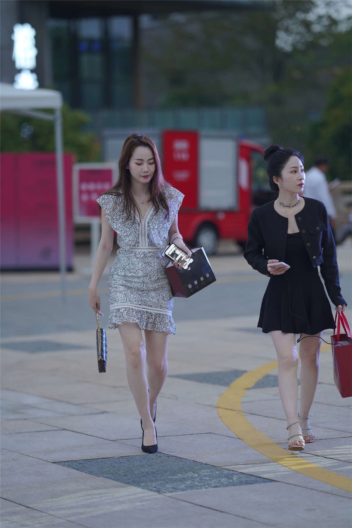 白色绣花连衣裙