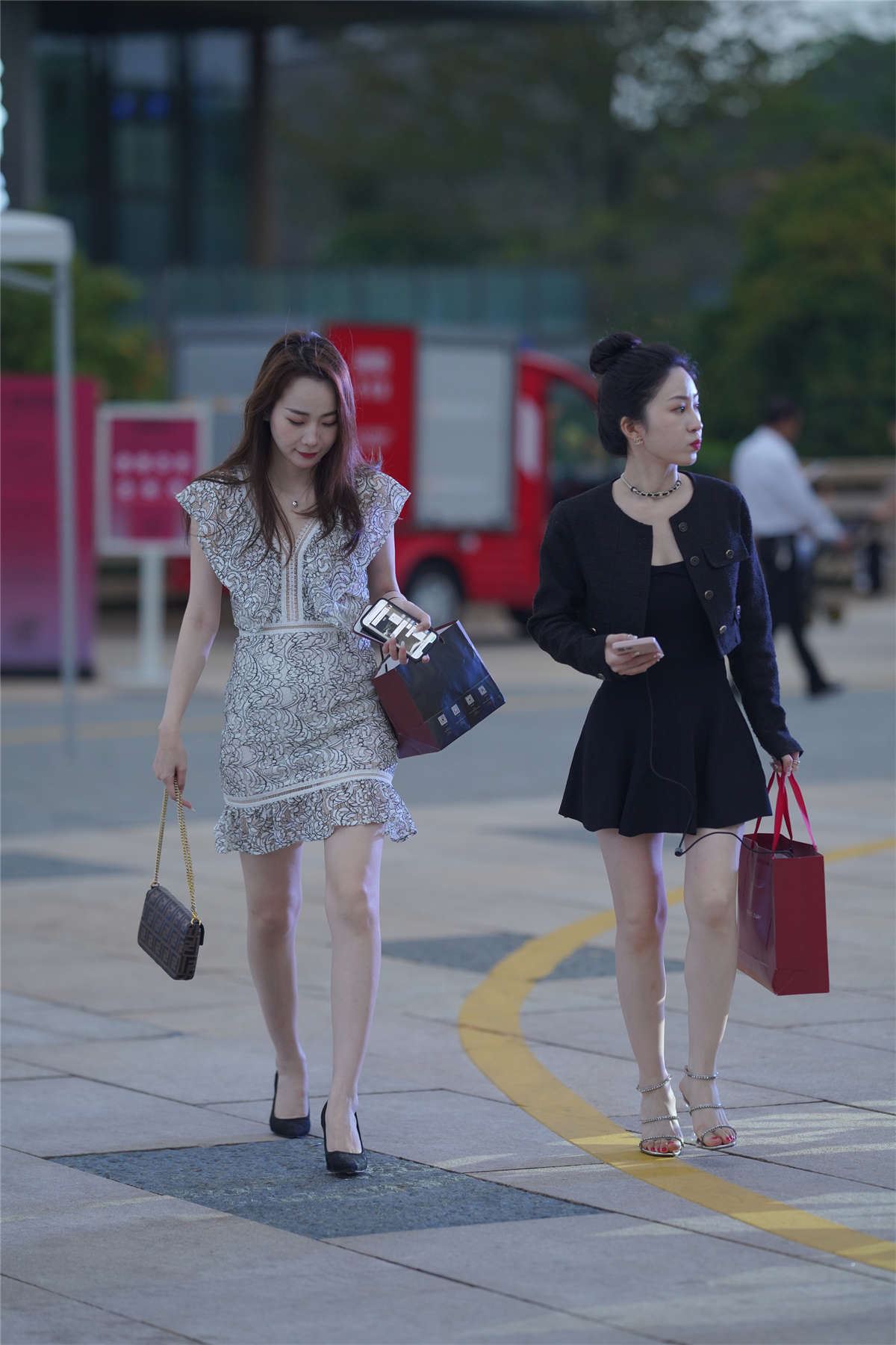 白色绣花连衣裙