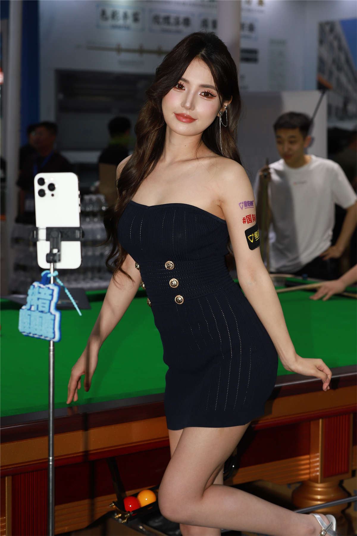 甜美黑色抹胸裙