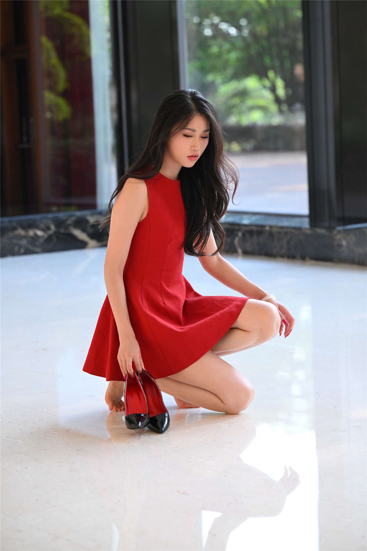亮眼红裙高跟