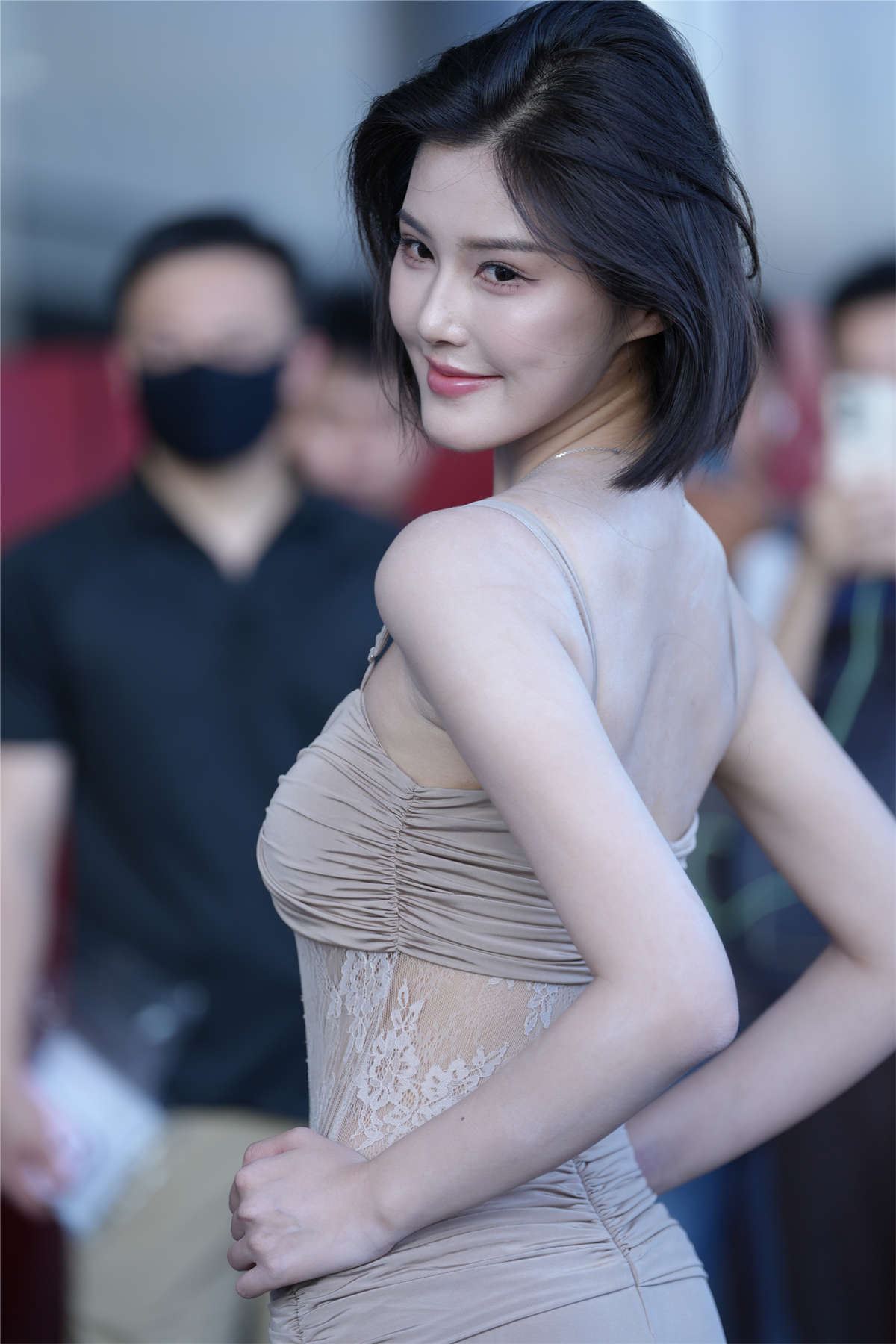 高挑缕空吊带裙