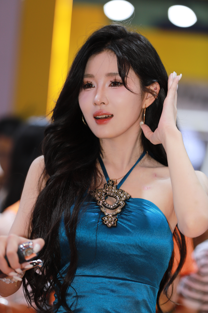 摩博会波点黑丝小雯baby [157P-1.27GB]