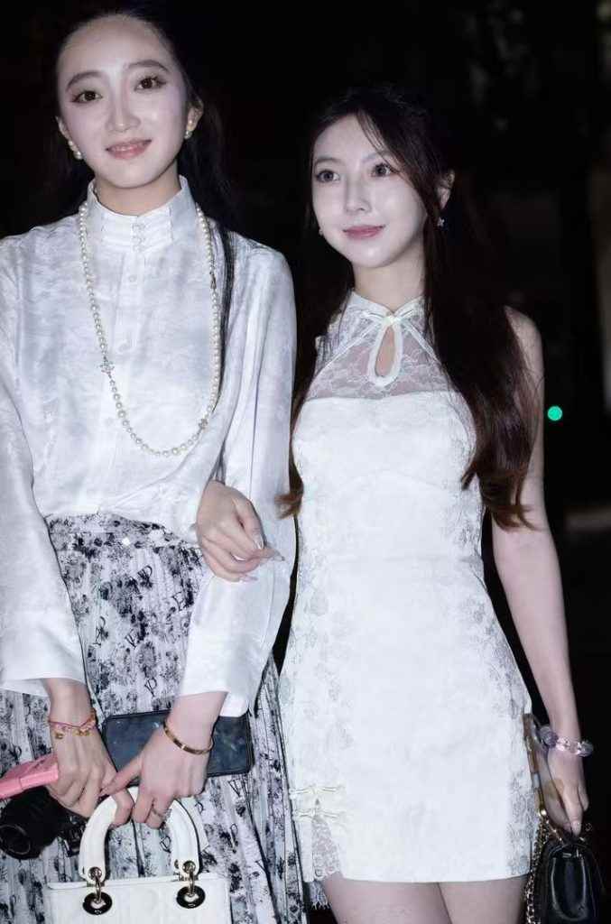 白嫩酒红色美甲凉鞋小姐姐 [129P-1.04GB]