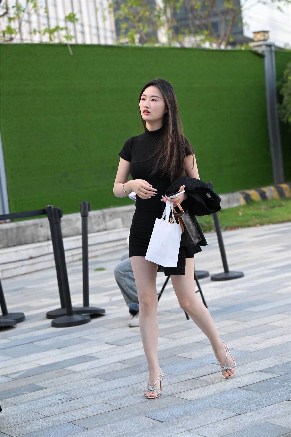 黑色短裙银高跟