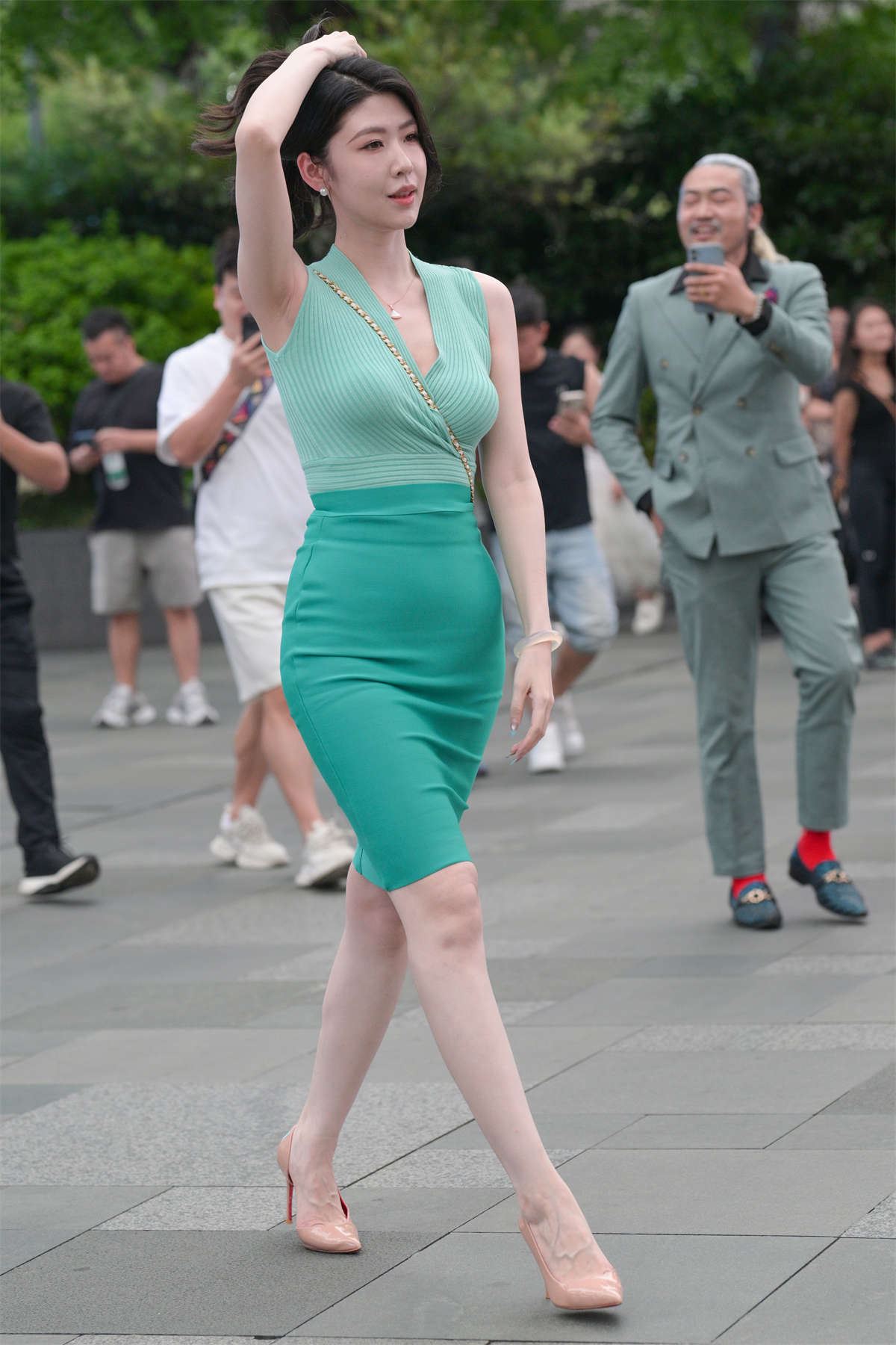 白嫩绿色包臀裙